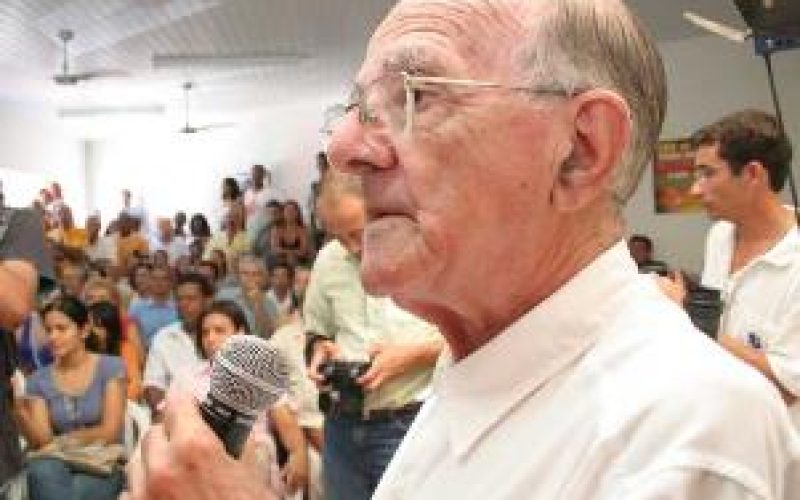É como ele mesmo dizia! Já nasci Padre!
